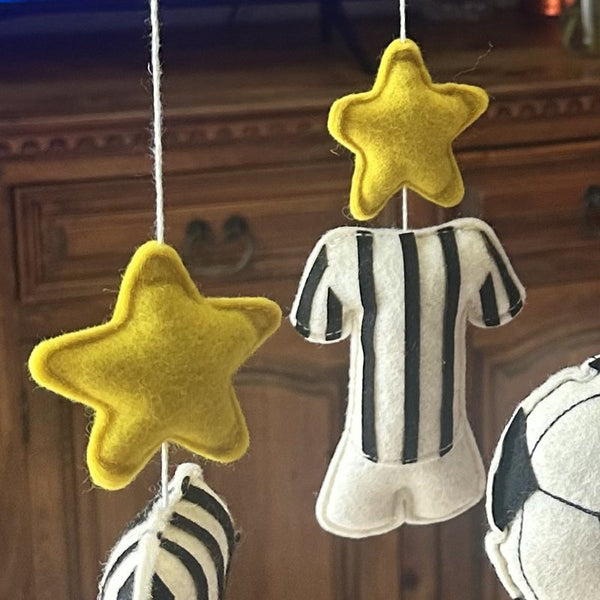 Foto reale di maglia bianconera e stelline gialle in pannolenci