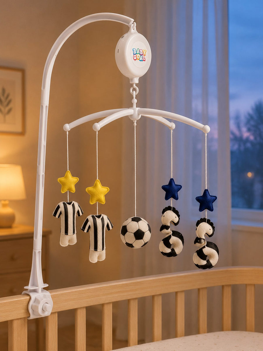 Carillon BabyGoal fissato alla culla, in una cameretta alla sera